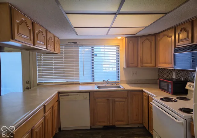 Photo 2 of Condo for sale at 8007 E 20th Street, Indianapolis, IN 46219 | MLS# 22131268 | Listing updated on 2026-10-19