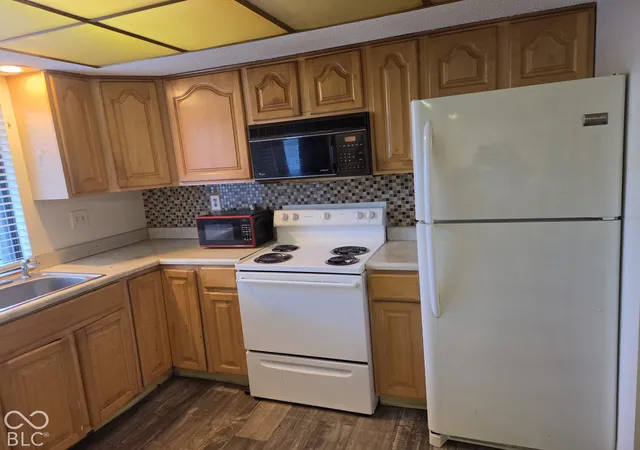 Photo 3 of Condo for sale at 8007 E 20th Street, Indianapolis, IN 46219 | MLS# 22131268 | Listing updated on 2026-10-19
