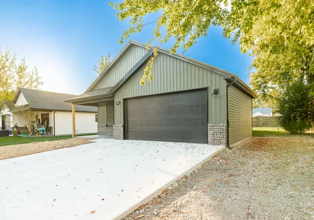 Photo 2 of Single family home for sale at 659 W Cherry St, Scottsburg, IN 47170 | MLS# 22131336 | Listing updated on 2026-10-14