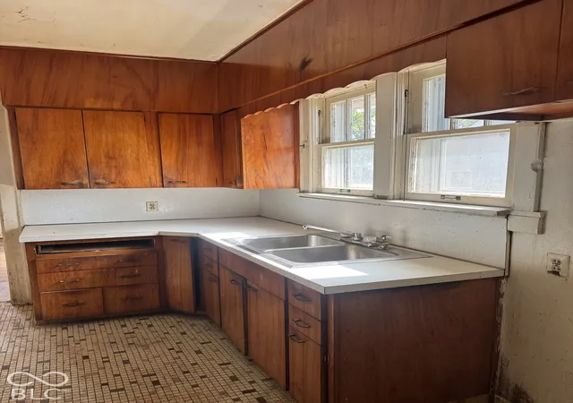 Photo 3 of Single family home for sale at 2804 S Illinois St, Indianapolis, IN 46225 | MLS# 22131354 | Listing updated on 2026-10-27