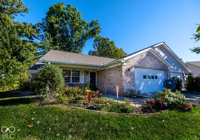 Photo 2 of Single family home for sale at 554 Cresthaven Dr, Indianapolis, IN 46217 | MLS# 22131365 | Listing updated on 2026-10-20