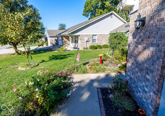 Photo 4 of Single family home for sale at 554 Cresthaven Dr, Indianapolis, IN 46217 | MLS# 22131365 | Listing updated on 2026-10-20