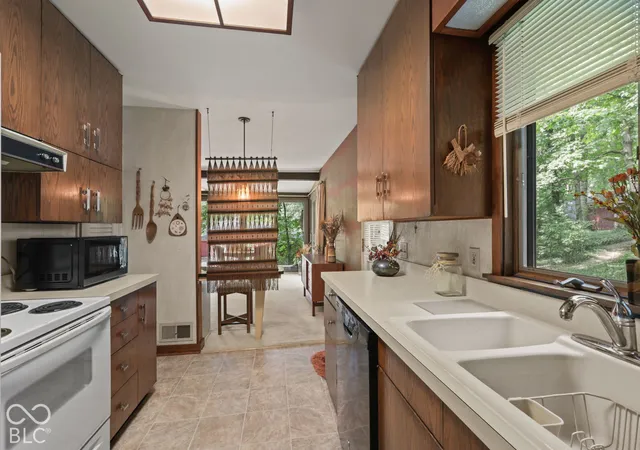 Photo 2 of Single family home for sale at 920 Southview Dr, Indianapolis, IN 46227 | MLS# 22131436 | Listing updated on 2026-10-30