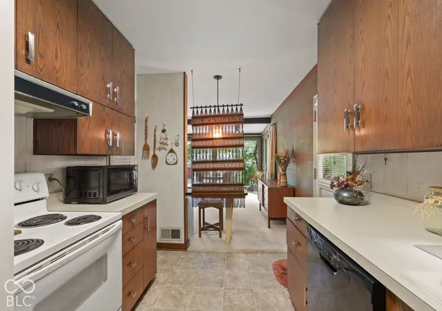 Photo 4 of Single family home for sale at 920 Southview Dr, Indianapolis, IN 46227 | MLS# 22131436 | Listing updated on 2026-10-30