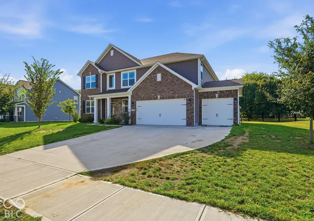 Photo 3 of Sale Pending at 7743 Fairwood Blvd, Plainfield, IN 46168 | MLS# 22131454 | Listing updated on 2026-10-27