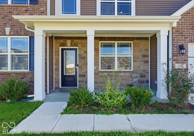 Photo 3 of Sale Pending at 7743 Fairwood Blvd, Plainfield, IN 46168 | MLS# 22131454 | Listing updated on 2026-10-27