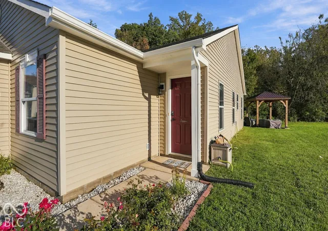 Photo 3 of Single family home for sale at 2009 Bailey Cir, Greenfield, IN 46140 | MLS# 22131491 | Listing updated on 2026-10-23