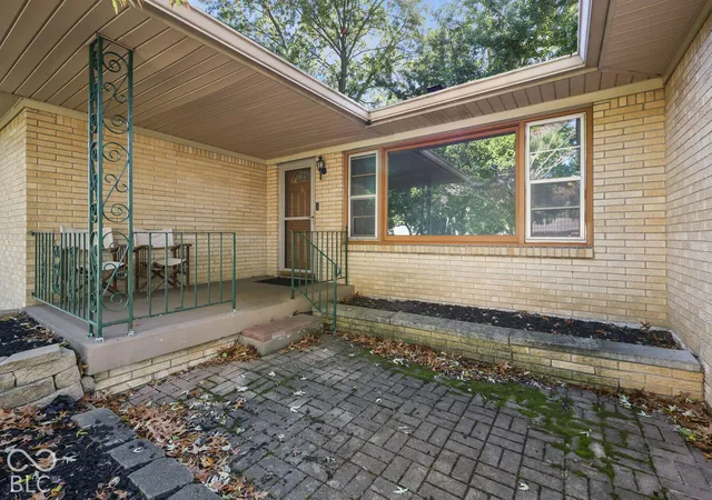 Photo 3 of Sale Pending at 7119 W Lockerbie Dr, Indianapolis, IN 46214 | MLS# 22131712 | Listing updated on 2026-10-22