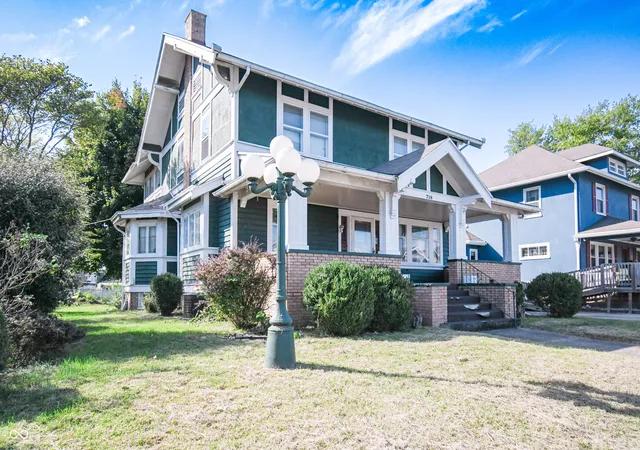 Photo 3 of Sale Pending at 718 S Walnut St, Seymour, IN 47274 | MLS# 22131778 | Listing updated on 2026-10-22