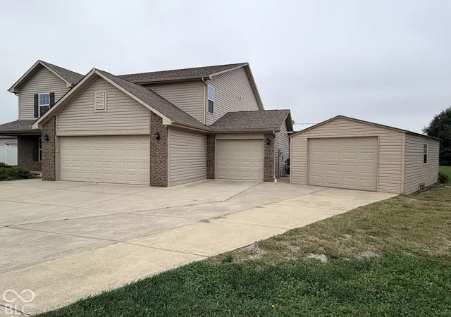 Photo 2 of Single family home for sale at 3368 Clairmont Ct, Columbus, IN 47203 | MLS# 22131806 | Listing updated on 2026-10-27