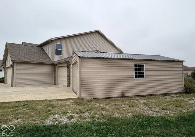 Photo 3 of Single family home for sale at 3368 Clairmont Ct, Columbus, IN 47203 | MLS# 22131806 | Listing updated on 2026-10-27