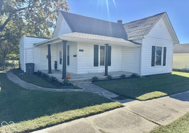 Photo 3 of Single family home for sale at 709 W Laurel, Seymour, IN 47274 | MLS# 22131826 | Listing updated on 2026-10-19