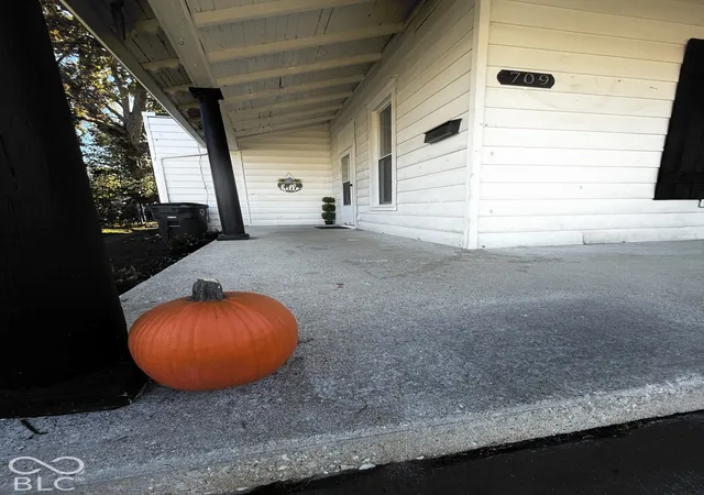 Photo 3 of Single family home for sale at 709 W Laurel, Seymour, IN 47274 | MLS# 22131826 | Listing updated on 2026-10-19