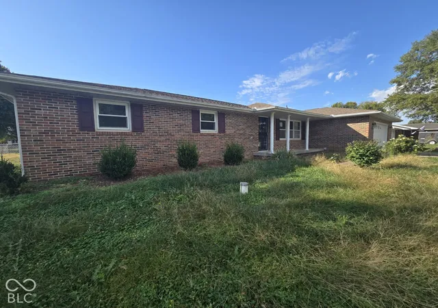 Photo 3 of Sale Pending at 2861 E Colonial Ave, Terre Haute, IN 47805 | MLS# 22131882 | Listing updated on 2026-10-27