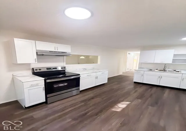 Photo 2 of Single family home for sale at 432 Southgate Dr, Greenwood, IN 46143 | MLS# 22131888 | Listing updated on 2026-10-16