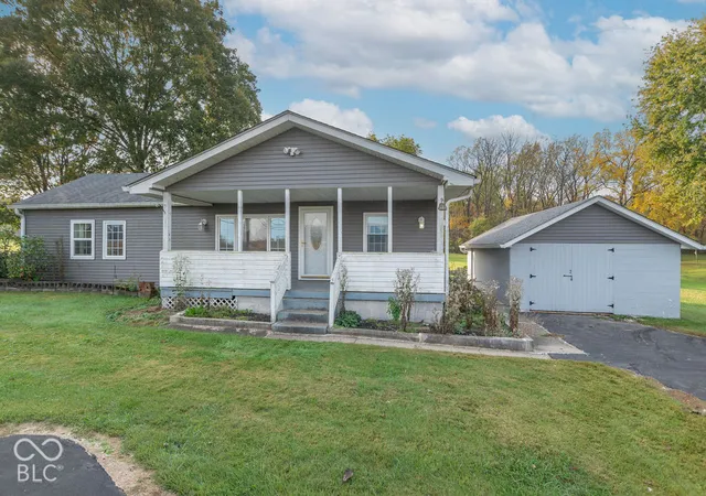 Photo 2 of Single family home for sale at 565 W Greencastle Rd, Mooresville, IN 46158 | MLS# 22132013 | Listing updated on 2026-10-28