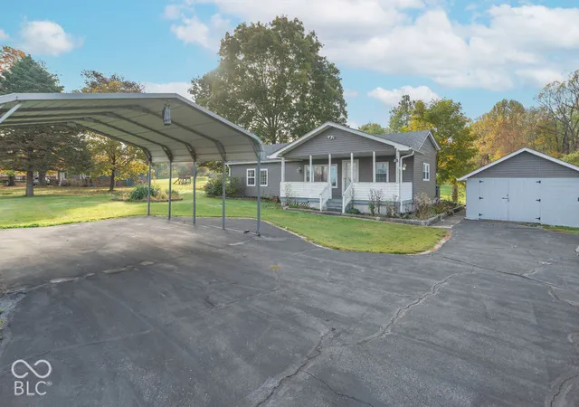 Photo 3 of Single family home for sale at 565 W Greencastle Rd, Mooresville, IN 46158 | MLS# 22132013 | Listing updated on 2026-10-28