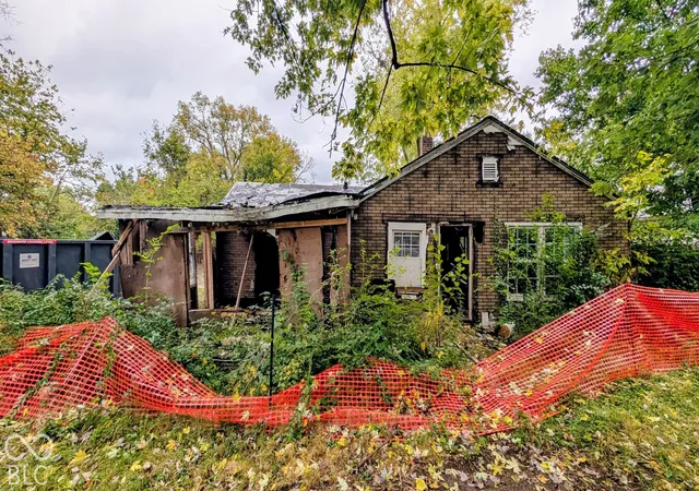 Photo 4 of Sale Pending at 2915 Villa Ave, Indianapolis, IN 46203 | MLS# 22132036 | Listing updated on 2026-10-20