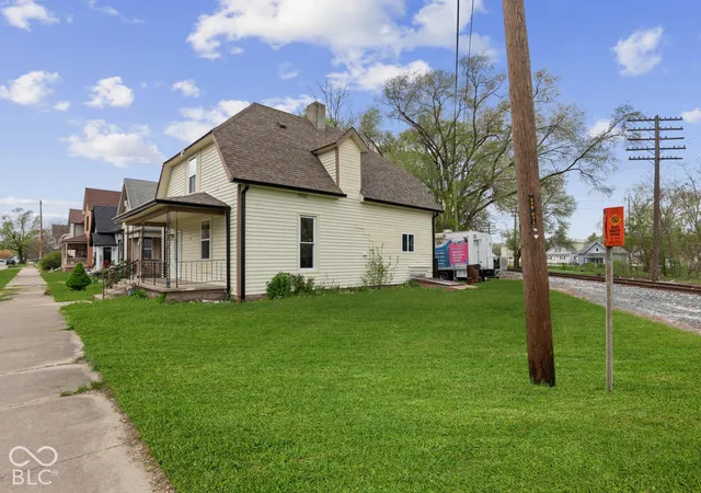 Photo 1 of Single family home for sale at 122 E Mechanic St, Shelbyville, IN 46176 | MLS# 22132049 | Listing updated on 2026-10-23
