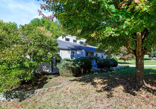 Photo 3 of Sale Pending at 840 Countryside Ln, Columbus, IN 47201 | MLS# 22132057 | Listing updated on 2026-10-23