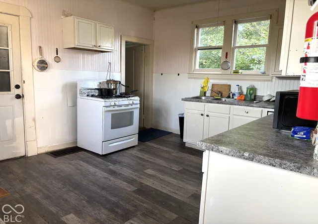 Photo 2 of Single family home for sale at 209 Hamilton St, Crawfordsville, IN 47933 | MLS# 22132063 | Listing updated on 2026-10-23