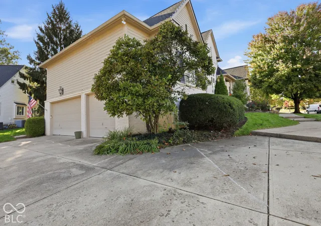 Photo 4 of Sale Pending at 8036 Heyward Dr, Indianapolis, IN 46250 | MLS# 22132112 | Listing updated on 2026-10-27