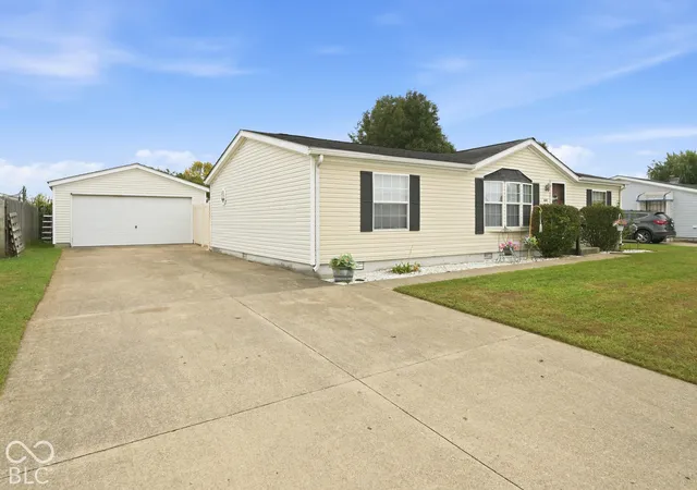 Photo 2 of Sale Pending at 4681 Autumn Ridge Dr, Columbus, IN 47203 | MLS# 22132129 | Listing updated on 2026-10-27