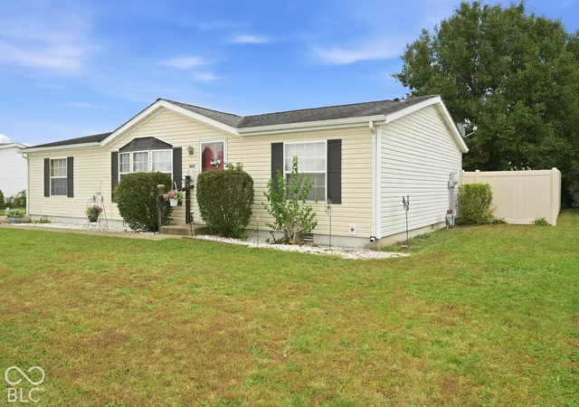 Photo 3 of Sale Pending at 4681 Autumn Ridge Dr, Columbus, IN 47203 | MLS# 22132129 | Listing updated on 2026-10-27