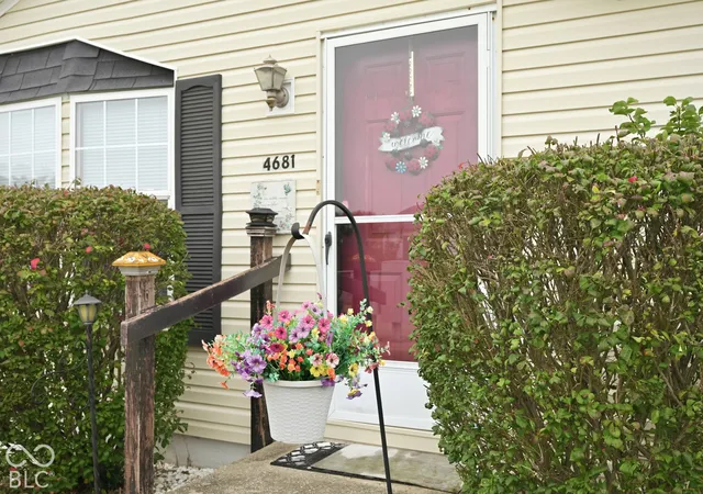 Photo 3 of Sale Pending at 4681 Autumn Ridge Dr, Columbus, IN 47203 | MLS# 22132129 | Listing updated on 2026-10-27