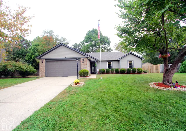 Photo 2 of Single family home for sale at 5535 Oakcrest, Indianapolis, IN 46237 | MLS# 22132167 | Listing updated on 2026-10-28