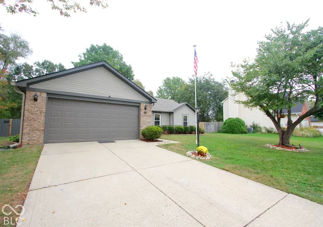 Photo 4 of Single family home for sale at 5535 Oakcrest, Indianapolis, IN 46237 | MLS# 22132167 | Listing updated on 2026-10-28