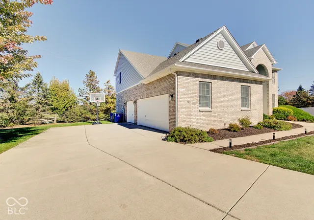 Photo 2 of Single family home for sale at 400 Lois Way, Carmel, IN 46032 | MLS# 22132208 | Listing updated on 2026-10-22