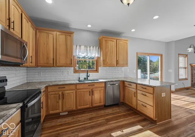 Photo 4 of Sale Pending at 4983 W 100 North, Bargersville, IN 46106 | MLS# 22132210 | Listing updated on 2026-10-24