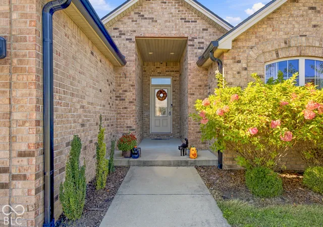Photo 2 of Single family home for sale at 4352 Westminster Pl, Columbus, IN 47201 | MLS# 22132272 | Listing updated on 2026-10-30