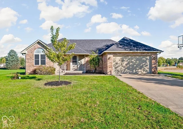 Photo 1 of Single family home for sale at 2420 E Mill Strm Dr, Greenfield, IN 46140 | MLS# 22132283 | Listing updated on 2026-10-20