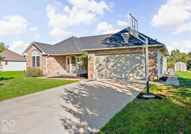 Photo 1 of Single family home for sale at 2420 E Mill Strm Dr, Greenfield, IN 46140 | MLS# 22132283 | Listing updated on 2026-10-20