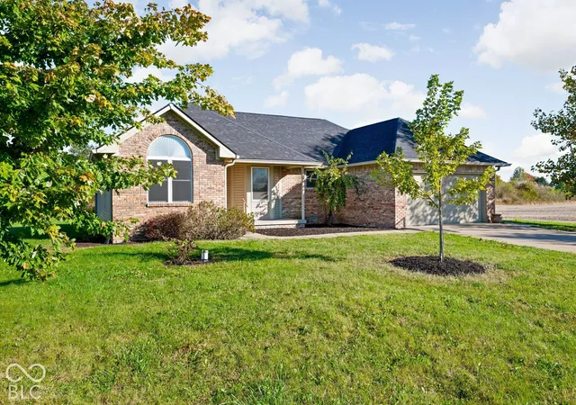 Photo 2 of Single family home for sale at 2420 E Mill Strm Dr, Greenfield, IN 46140 | MLS# 22132283 | Listing updated on 2026-10-20