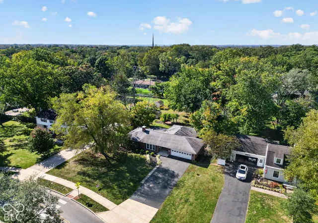 Photo 3 of Sale Pending at 3124 Westenedge Dr, Columbus, IN 47203 | MLS# 22132320 | Listing updated on 2026-10-22