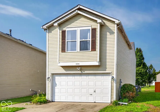 Photo 2 of Single family home for sale at 2541 Black Antler Ct, Indianapolis, IN 46217 | MLS# 22132398 | Listing updated on 2026-10-28