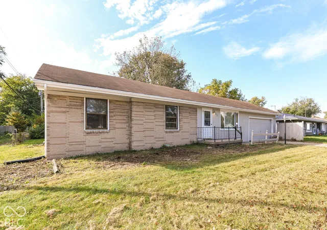 Photo 2 of Single family home for sale at 21 Golden Dr, Anderson, IN 46012 | MLS# 22132454 | Listing updated on 2026-10-27