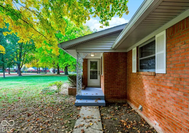 Photo 3 of Single family home for sale at 6924 Munsee Ln, Indianapolis, IN 46260 | MLS# 22132460 | Listing updated on 2026-10-29