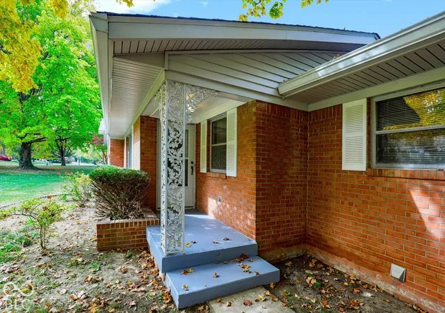 Photo 4 of Single family home for sale at 6924 Munsee Ln, Indianapolis, IN 46260 | MLS# 22132460 | Listing updated on 2026-10-29