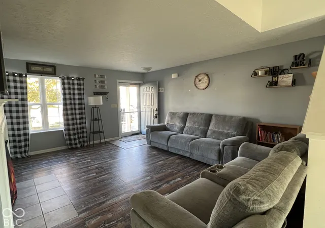Photo 2 of Single family home for sale at 1476 Pencross Ln, Greenwood, IN 46143 | MLS# 22132500 | Listing updated on 2026-10-22