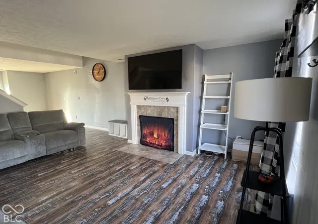 Photo 3 of Single family home for sale at 1476 Pencross Ln, Greenwood, IN 46143 | MLS# 22132500 | Listing updated on 2026-10-22