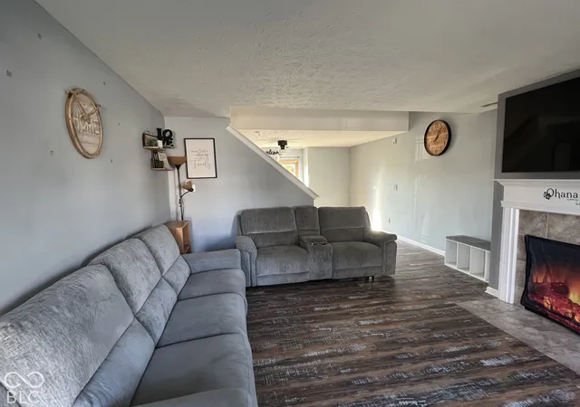 Photo 3 of Single family home for sale at 1476 Pencross Ln, Greenwood, IN 46143 | MLS# 22132500 | Listing updated on 2026-10-22