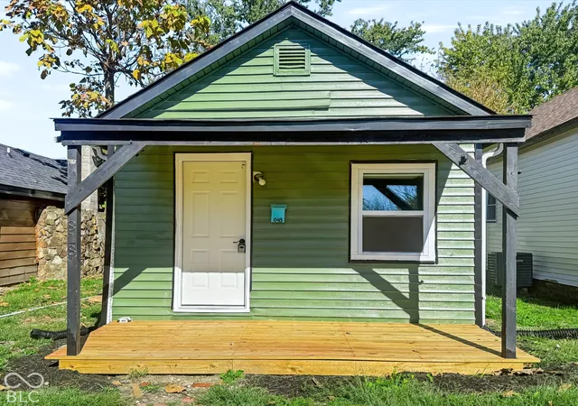Photo 1 of Single family home for sale at 818 W Laurel St, Seymour, IN 47274 | MLS# 22132537 | Listing updated on 2026-10-21