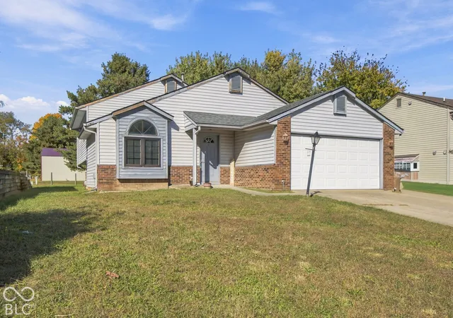 Photo 1 of Single family home for sale at 1500 Wrenwood Dr, Columbus, IN 47201 | MLS# 22132540 | Listing updated on 2026-10-29