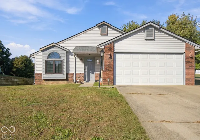 Photo 1 of Single family home for sale at 1500 Wrenwood Dr, Columbus, IN 47201 | MLS# 22132540 | Listing updated on 2026-10-29