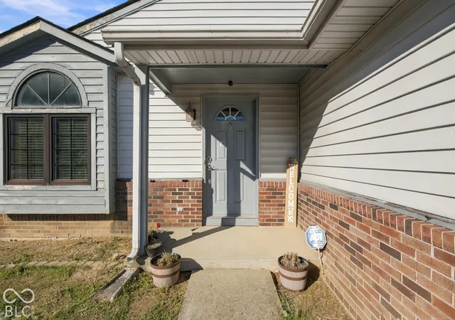 Photo 2 of Single family home for sale at 1500 Wrenwood Dr, Columbus, IN 47201 | MLS# 22132540 | Listing updated on 2026-10-29