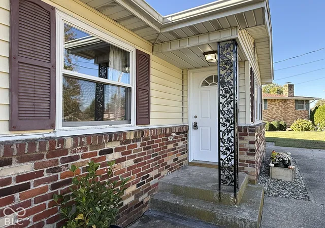 Photo 2 of Sale Pending at 1471 E Aimee Ct, Terre Haute, IN 47805 | MLS# 22132624 | Listing updated on 2026-10-25